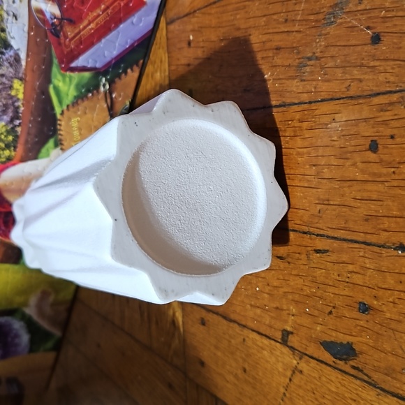 VASE - Picture 3 of 5